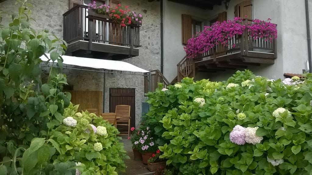 Antica Casa Ortensia Riva del Garda Rum bild
